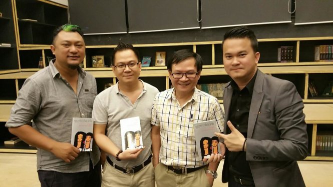Đạo diễn Phan Gia Nhật Linh (bìa trái), cùng nhà văn Nguyễn Nhật Ánh (thứ hai từ phải qua) chụp ảnh với cuốn sách Cô gái đến từ hôm qua. Ảnh: CJ E&M