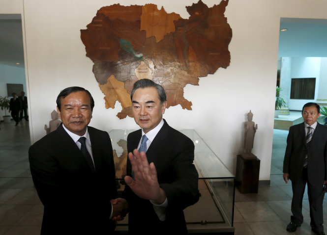 Ngoại trưởng Campuchia Prak Sokhonn (trái) tiếp ông Vương Nghị tại Phnom Penh ngày 22-4 - Ảnh: Reuters