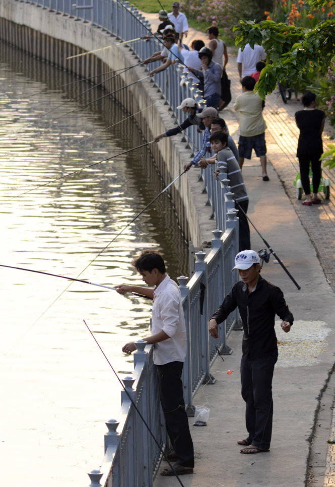 Mặc dù bị cấm nhưng nhiều người vẫn câu cá trên kênh Nhiêu Lộc - Thị Nghè (TP.HCM) - Ảnh: Lê Phan