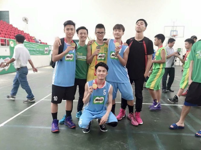 Một số VĐV đội bóng rổ Thanh Hóa với HCV giành được ở HKPĐ toàn quốc lần thứ IX, khu vực III - Ảnh: CTV