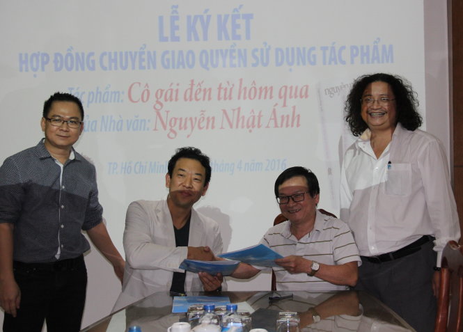 Ông Jung Tae Sun (thứ hai từ trái qua) đại diện CJ E&M ký hợp đồng giao bản quyền chuyển thể Cô gái đến từ hôm qua từ nhà văn Nguyễn Nhật Ánh (thứ hai từ phải qua) Ảnh: CJ E&M