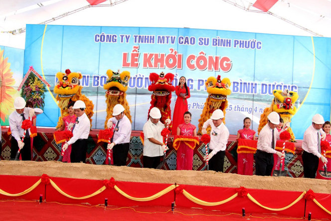 Lãnh đạo các cơ quan, đơn vị thực hiện nghi thức khởi công dự án BOT đường Đồng Phú – Bình Dương - Ảnh: Bùi Liêm
