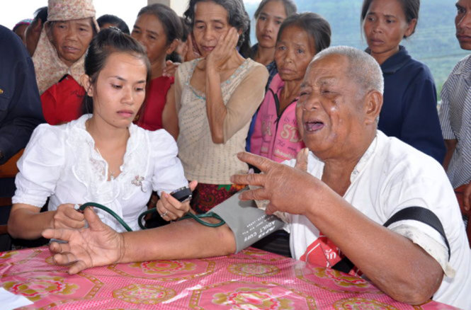 Thanh niên tình nguyện Quảng Nam khám bệnh và cấp thuốc miễn phí cho người dân Lào vùng biên giới - Ảnh: T.Vũ