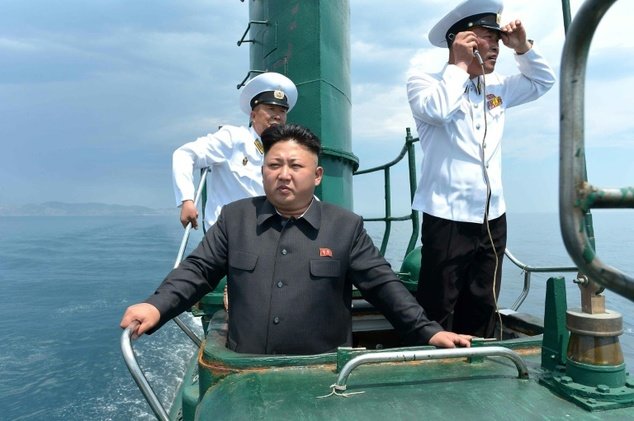 Nhà lãnh đạo Kim Jong Un thị sát một tàu ngầm của CHDCND Triều Tiên - Ảnh: Dailymail