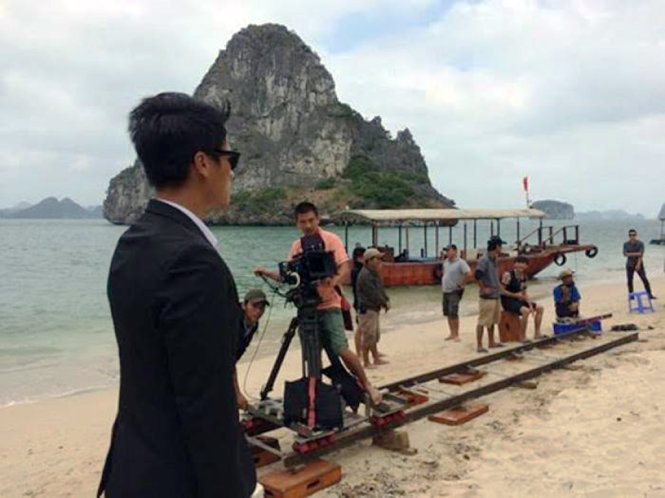 Một đoàn làm phim có mặt tại đảo.