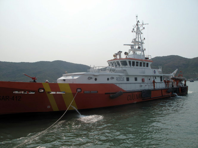 Tàu SAR 412 cập bờ đưa bệnh nhân Phan Ngọc Quốc vào bệnh viện cứu chữa - Ảnh: N.TRẦN.
