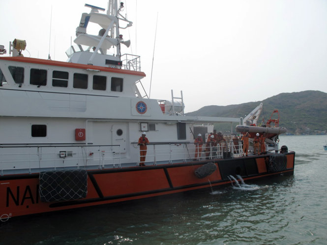 Tàu SAR 412 cập bờ đưa bệnh nhân Phan Ngọc Quốc vào bệnh viện cứu chữa - Ảnh: N.TRẦN