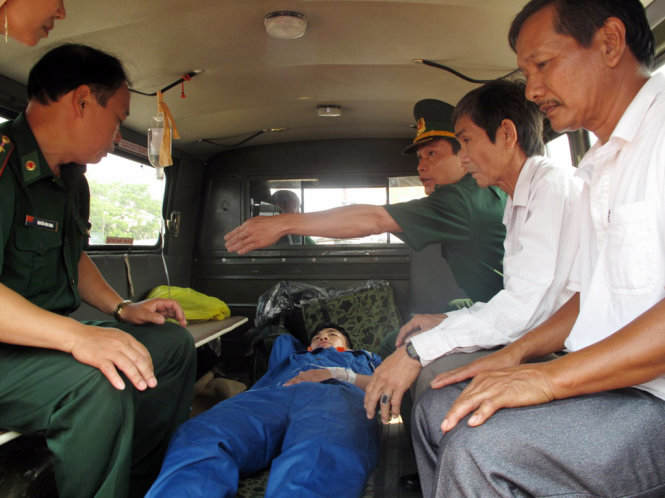 Xe cứu thương của Ban quân y Bộ chỉ huy Bộ đội biên phòng Bình Định đưa bệnh nhân vào bệnh việc chữa trị - Ảnh: N.TRẦN