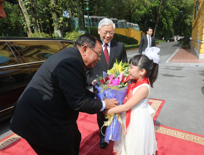 Thiếu nhi thủ đô tặng hoa chào mừng Tổng bí thư, Chủ tịch nước Lào Bounnhang Vorachith thăm hữu nghị chính thức Việt Nam - Ảnh: TTXVN