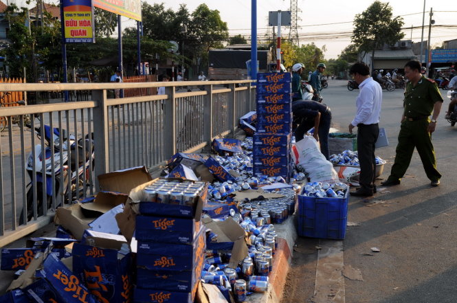 Hiện trường vụ tai nạn khiến hàng trăm thùng bia đổ xuống đường - Ảnh: A Lộc