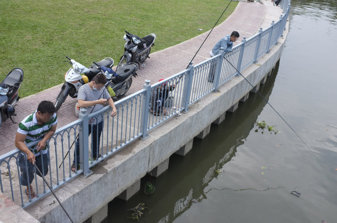 Người dân mong muốn không còn phải thấy cảnh câu cá trái phép trên kênh Nhiêu Lộc - Ảnh: Châu Anh