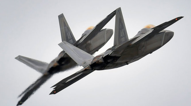 Hai chiến đấu cơ F-22 Raptor - Ảnh: Reuters