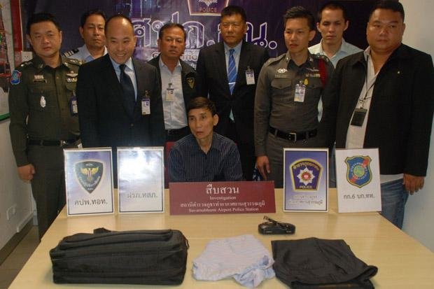 Hành khách Trần Nho Tiên (hoặc Tiến) 60 tuổi bị cảnh sát Thái Lan bắt vì tội ăn trộm hành lý của người khác tại sân bay Suvarnabhumi - Ảnh: Bangkok Post