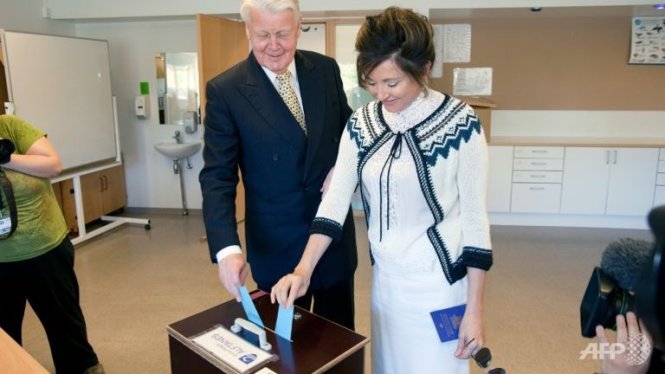 Tổng thống Iceland Olafur Ragnar Grimsson và vợ Dorrit Moussaieff bỏ phiếu trong cuộc bầu cử ở Reykjavik  ngày 30-6-2012 - Ảnh:AFP