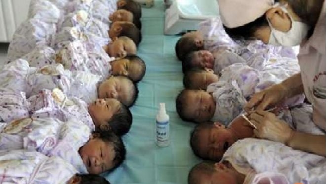 Một y tá đang tiêm vắc xin cho trẻ sơ sinh Trung Quốc - Ảnh:scmp