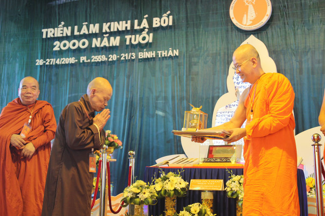 Đại diện Giáo hội Phât giáo Thái Lan tặng quà cho giáo hội Phật giáo Việt Nam - Ảnh: Văn Dinh