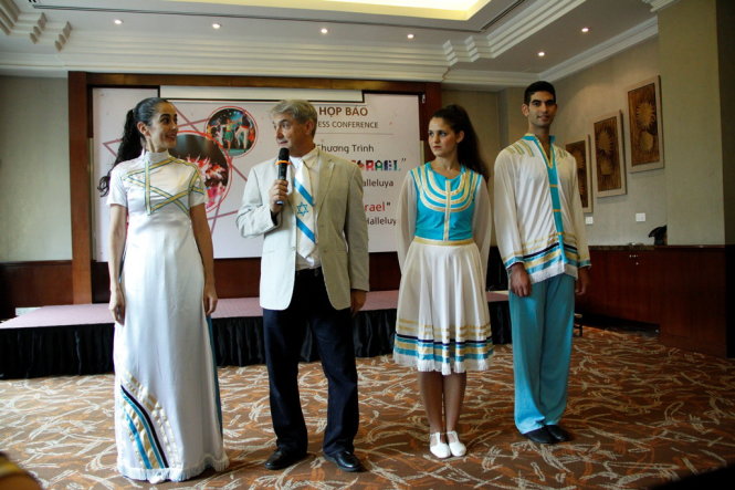 Đạo diễn nghệ thuật Barry Avidan (thứ hai từ trái qua) và vũ công Kohavit Baliti Levy (bìa trái) giới thiệu áo dài do ông thiết kế như một món quà đặc biệt của các nghệ sĩ Israel gửi đến Việt Nam - Ảnh: Đức Triết