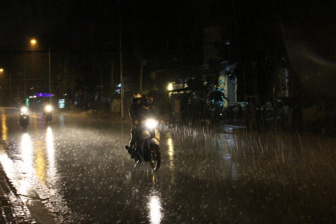 Nhiều người dân Bình Dương đi làm về bất ngờ với cơn mưa đầu mùa - Ảnh: BÁ SƠN