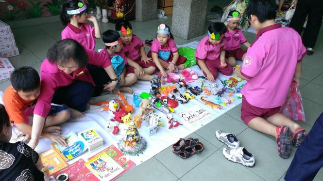 Các học sinh Trường tiểu học Lương Thế Vinh vui vẻ mua bán tại hội chợ   - Ảnh: Ngọc Hà