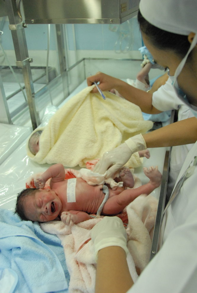 Theo các bác sĩ, tốt nhất gia đình nên chọn những bệnh viện có tầm soát bệnh suy giáp bẩm sinh để sinh con - Ảnh: T.T.D.