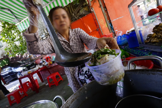 Hộp nhựa được nhiều người dùng đựng thức ăn, kể cả khi thức ăn còn nóng hổi - Ảnh: Quang Định