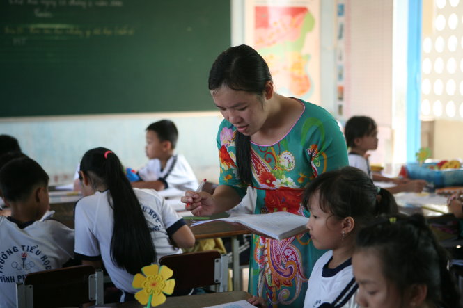 Giáo viên Trường tiểu học Vĩnh Phương, Nha Trang đến từng nhóm học sinh để hướng dẫn theo mô hình VNEN - Ảnh: V.HÀ