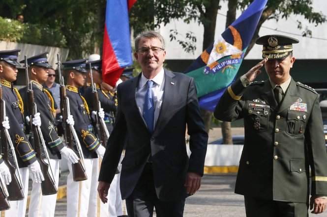 Bộ trưởng quốc phòng Mỹ Ash Carter (trái) trong chuyến thăm Philippines tháng 4-2016 - Ảnh:WSJ