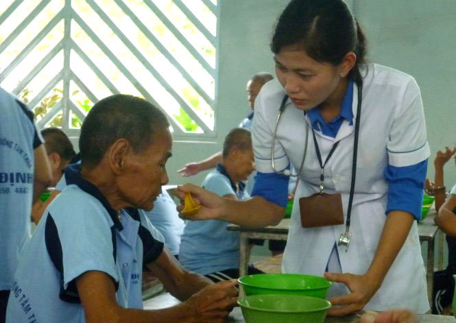 Bà Phương Thúy chăm sóc bệnh nhân - Ảnh: NVCC