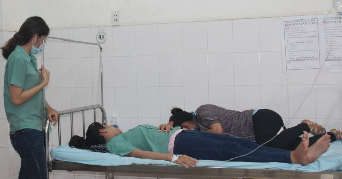 Các công nhân bị ngộ độc nhập viện tại Trung tâm y tế thành phố Mỹ Tho - Ảnh: Hoài Thương