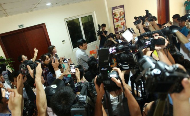 Nhiều phóng viên báo, đài đến Bộ Tài nguyên - Môi trường nhưng nhận được thông tin sau cuộc họp của các bộ sẽ không có họp báo thông tin tới báo chí - Ảnh: Nguyễn Khánh