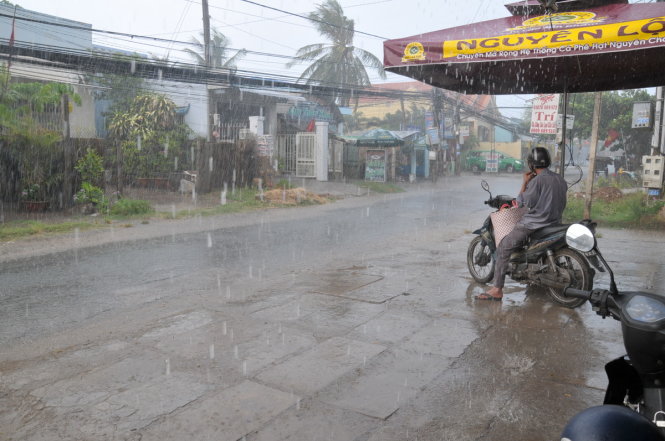 Người dân trú mưa trên đường Lý Thường Kiệt, TP. Mỹ Tho, Tiền GIang