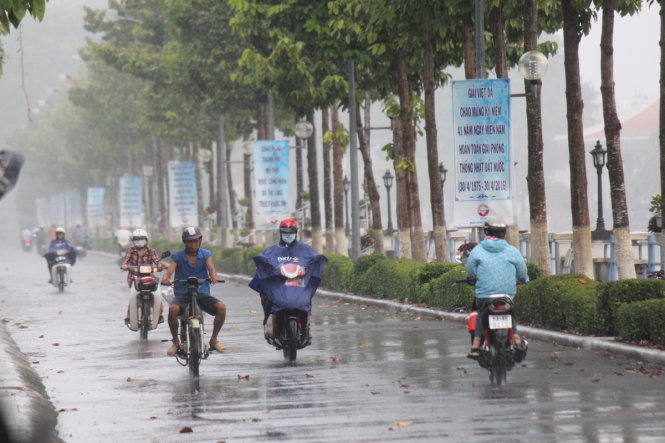 Lượng mưa tuy không lớn những đã giúp giải nhiệt cho người dân khu vực này trong những tuần qua - Ảnh: MẬU TRƯỜNG