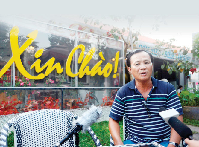 Ông Nguyễn Văn Tấn - chủ quán Xin Chào trả lời báo chi - Ảnh: Duyên Phan