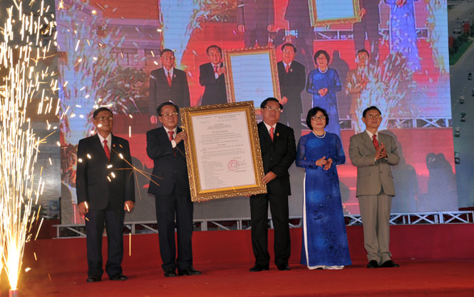 Bà Phan Thị Mỹ Linh, thứ trưởng Bộ xây dựng đã trao quyết định công nhận này.