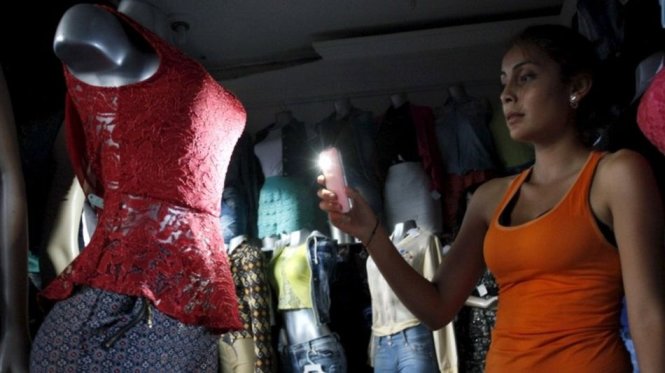 Các cửa hàng hoạt động mà không có điện nhiều giờ trong ngày do tình trạng thiếu điện vì hạn hán ở Venezuela - Ảnh: Reuters