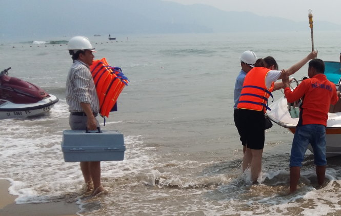 Sở Tài nguyên-môi trường Đà Nẵng lấy mẫu nước để xét nghiệm sáng 27-4.Ảnh: Phan Minh Hải