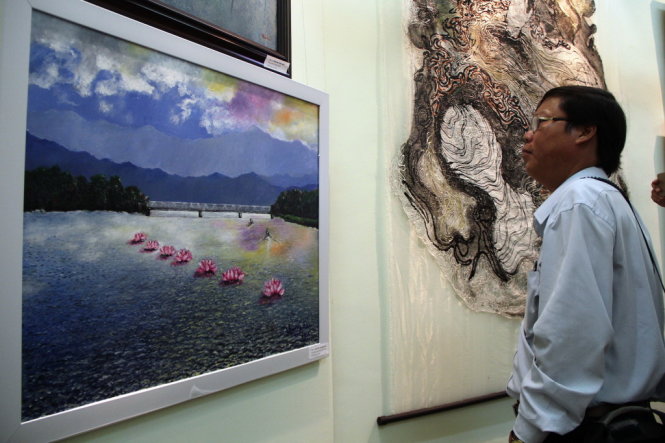 Người yêu tranh ngắm các tác phẩm tranh được trưng bày bên trong trụ sở tạp chí Sông Hương - Ảnh: MINH AN