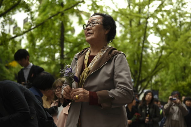 Cụ bà Lee Yong Su, nạn nhân nô lệ tình dục của quân đội Nhật Bản(ủy viên của Quỹ) đang dâng một bông hoa cho Tượng Pieta Việt Nam  - Ảnh: Quỹ hòa bình Hàn - Việt