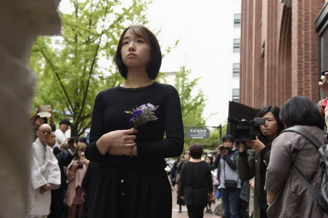 Những học sinh Hàn Quốc dâng hoa cho Tượng Pieta Việt Nam 