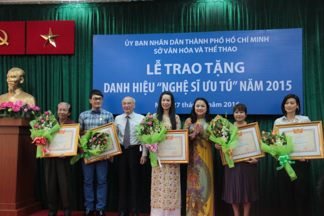 Các nghệ sĩ được phong tặng NSƯT nhận bằng chứng nhận và 
tiền thưởng sáng 27-4 tại Sở VH-TT TP.HCM - Ảnh: Nguyễn Lộc