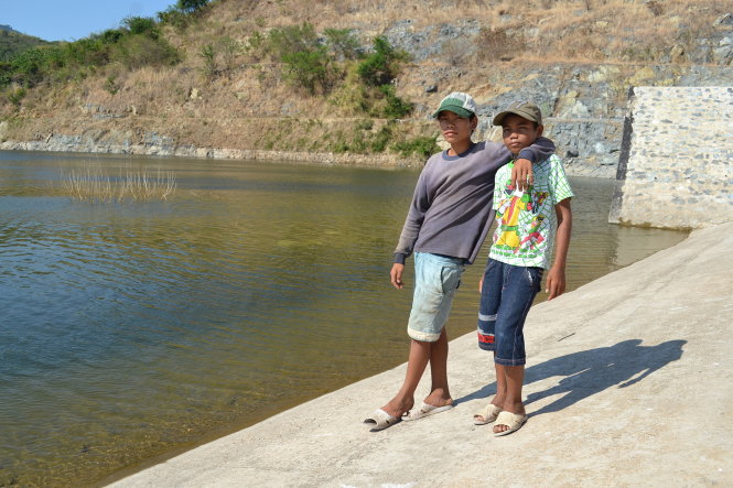 Cao Lâm (phải) và Bo Tý ở khu vực hồ thủy lợi Tà Rục, nơi hai em đã cứu sống 5 nữ sinh lớp bảy đuối nước - Ảnh: DUY THANH