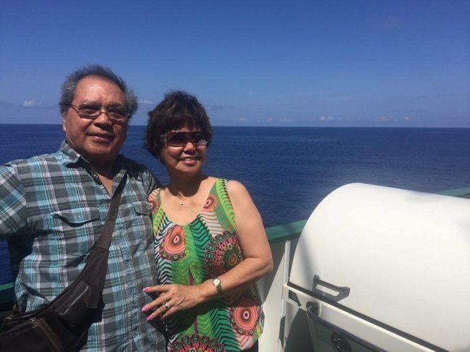 Vợ chồng bà Nguyễn Thị Thu trên biển Trường Sa - Ảnh: Trường Uy