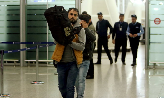Người tị nạn trở về Iraq từ Đức hôm 26-4 - Ảnh: Reuters