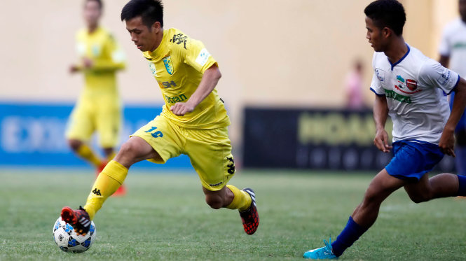 Tiền vệ Nguyễn Văn Quyết (trái - Hà Nội T&T) sẽ trở lại đội tuyển VN sau lúc mãn án kỷ luật - đình chỉ thi đấu 5 trận ở V-League 2016 - Ảnh: S.H.