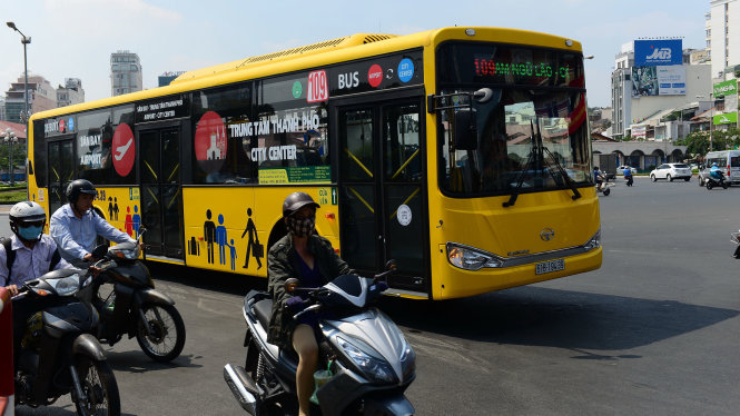 Tuyến xe buýt sân bay Tân Sơn Nhất - công viên 23-9 (TP.HCM) mới đưa vào hoạt động ngày càng thu hút nhiều hành khách - Ảnh: Quang Định