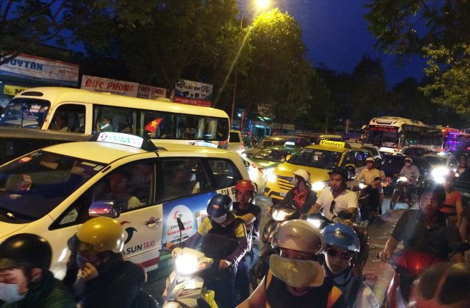 Dòng xe chen chúc nhau trên đường Đinh Bộ Lĩnh đoạn từ cổng số 1 bến xe Miền Đông đến cầu Bình Triệu - Ảnh: Lê Phan