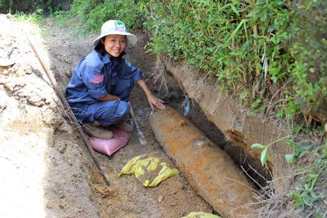 Nguyễn Thị Diệu Linh bên quả bom chôn 42 năm ở nhà ông Nguyễn Vũ -Ngô Xuân Hiền