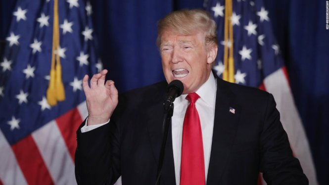 Ông Donald Trump đang trình bày bài phát biểu về chính sách đối ngoại của nước Mỹ nếu ông đắc cử - Ảnh: CNN