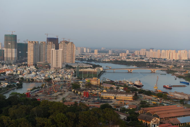 Công trình xây dựng bên sông Sài Gòn nhìn từ hướng cảng Ba Son đang đua nhau phát triển - Ảnh: H.Khoa