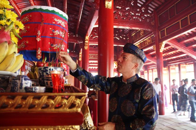 Trong trang phục áo dài khăn đóng truyền thống Việt Nam, đại sứ Hoa Kỳ Ted Osius đã dâng hương Triệu Tổ Miếu - Ảnh: MINH AN